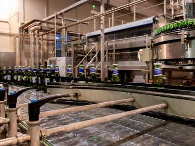 Un�etichettatrice provvede a �marchiarle� con i differenti brand e tipologie prodotte dall�azienda
